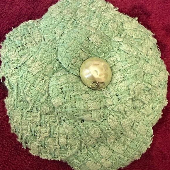 CHANEL 14C Mint Green‎ Tweed Camellia Flower Brooch with Pearl CC Center & Box - Picture 4 of 10